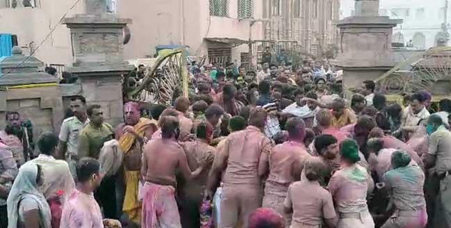 Unprecedented rush triggers stampede-like scare during Dola Purnima at Shree Jagannath Temple in Puri