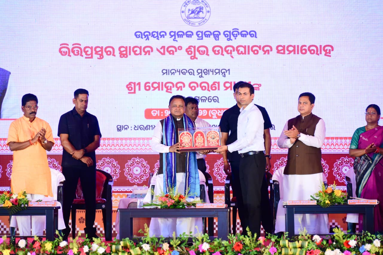 CM Majhi unveils ₹1,330-crore development package for Keonjhar, launches Odisha’s first smart e-bus service
