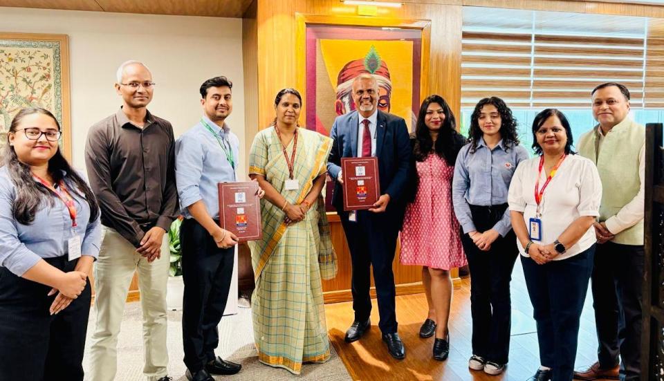 Hindalco signs MoU with Ministry of Textiles to transform Sambalpuri Handloom