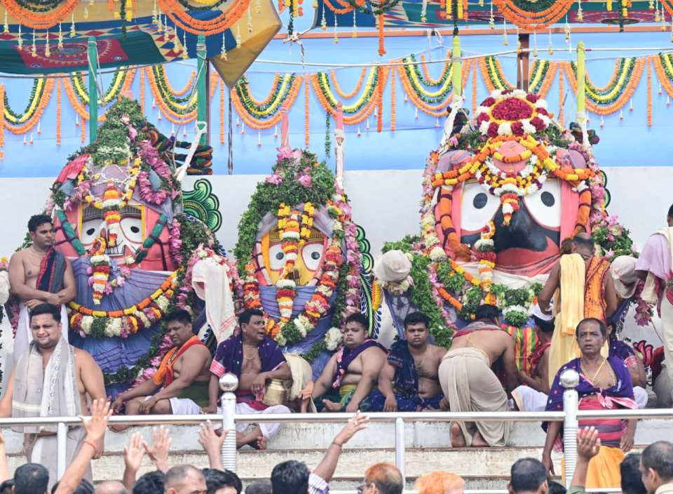 Lord Balabhadra and Lord Jagannath in Puri don sacred ‘Hati Besha’; Devotees bid emotional farewell before ‘Anasara’