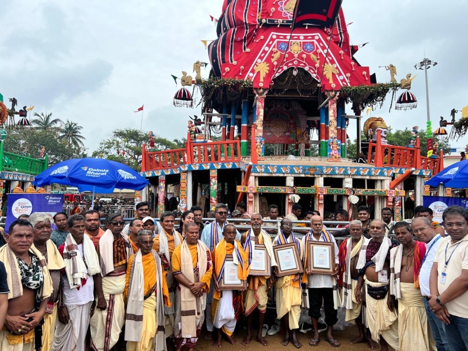 Dalmia Bharat honours Odisha’s Rath Master craftsmen, unveils commemorative postal stamp on fifth anniversary of Expert Rath Shilpkar Samman
