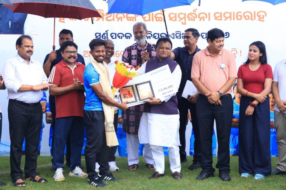 Odisha CM felicitates 10 hockey cadets after India’s Junior Asia Cup glory