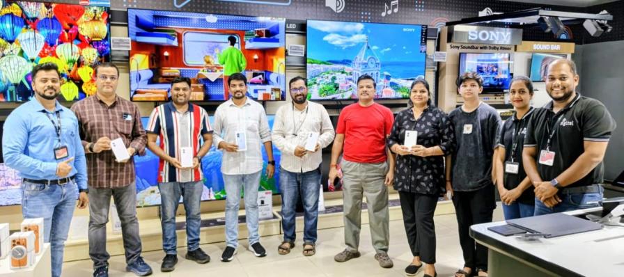 iPhone frenzy grips India; Reliance Digital stores witness early-morning queues amid upgrade rush
